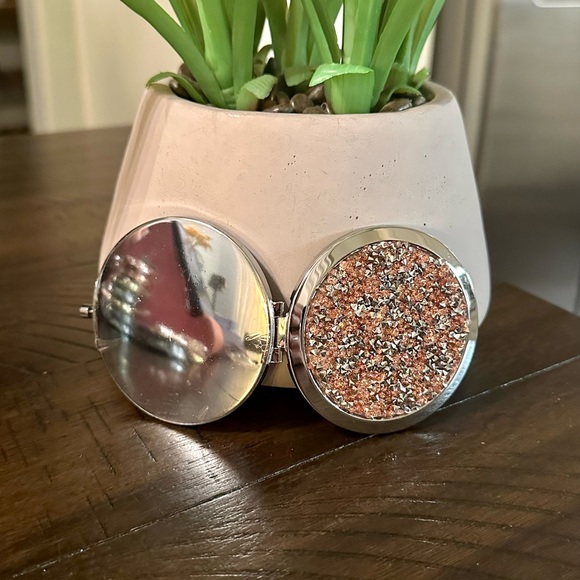 NEW!! Glam Compact Mirror - Picture 3 of 13